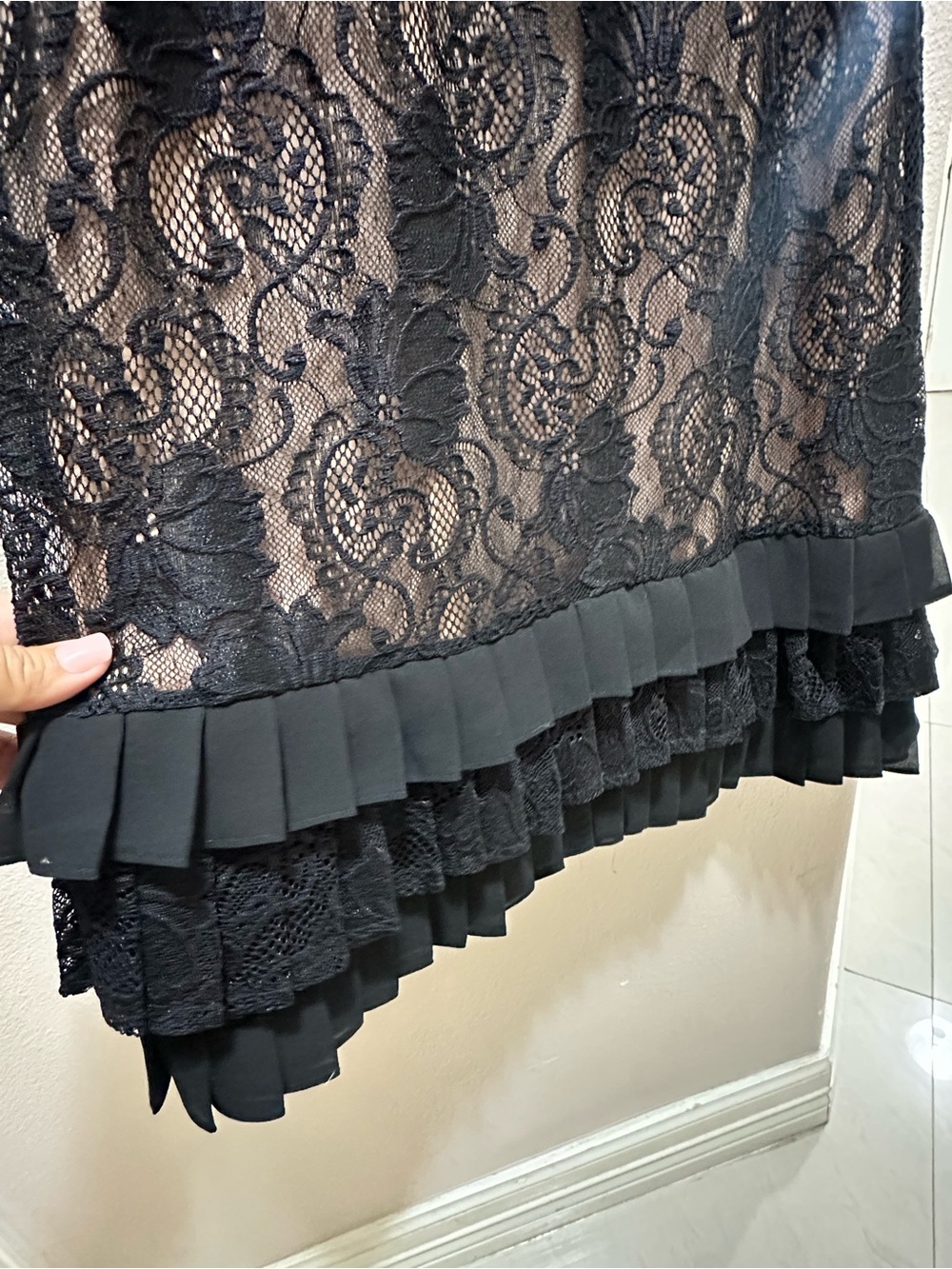 BRAND NEW Kensie Black Lace Sleeveless Mini Dress with Tiered Ruffle Hem - Picture 5 of 6